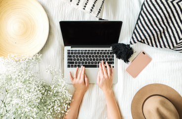 Frau am Laptop - Flatlay - Blogger