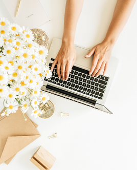 Flatlay, Laptop, Blumen Briefumschlag - SEO Keyword Research